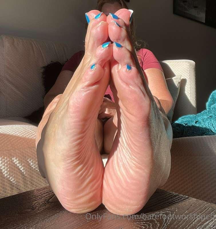 It makes me hot & horny to think about having my feet in you..