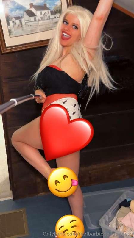 Unlock this post for 40 different pose pictures in this sexy..