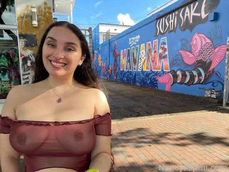 Happy Friday mis amores 💋 #fyp #nancymiami #nsfw #outdoor #public #exhibitionist #smile #bigtits #bigboobs