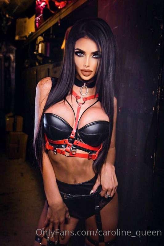 caroline_queen main image