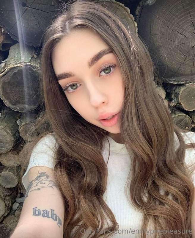 ## Free sub ❤️‍🔥 @miaang this busty horny girl loves jerking..