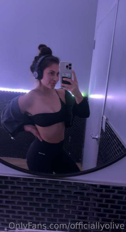 Swipe to see my cupping battle scars 🍑🤕