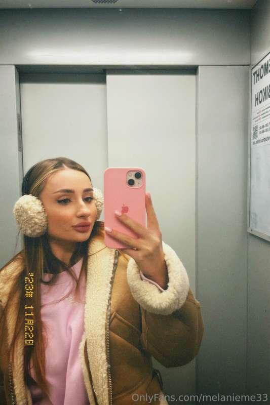 It's so cold today 🥶 I wish someone would warm me up🤭💗