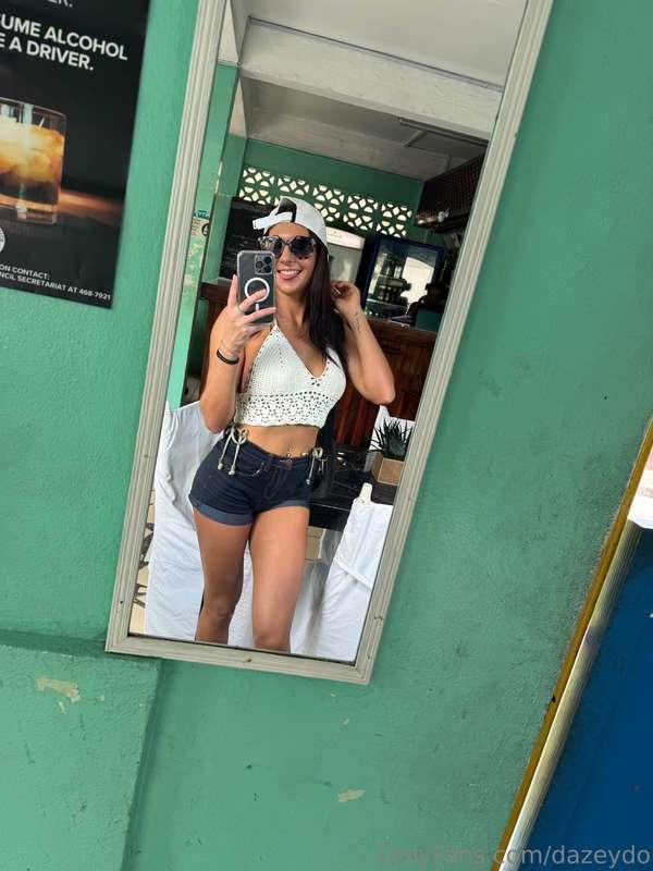 I see a good mirror… I strike a pose. It’s a reflex 😏📸