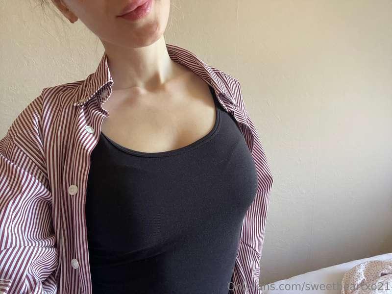 No fancy pics, just me hanging out at my moms place and doin..