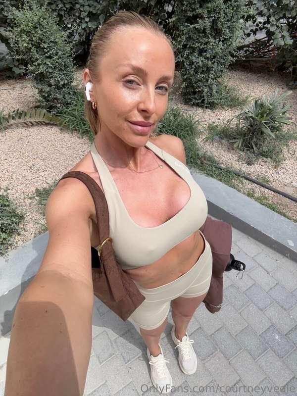 Happy Monday 👀