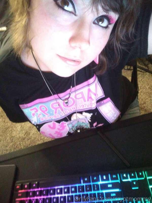Just sitting down to do gremlin things, be a good boy for mo..