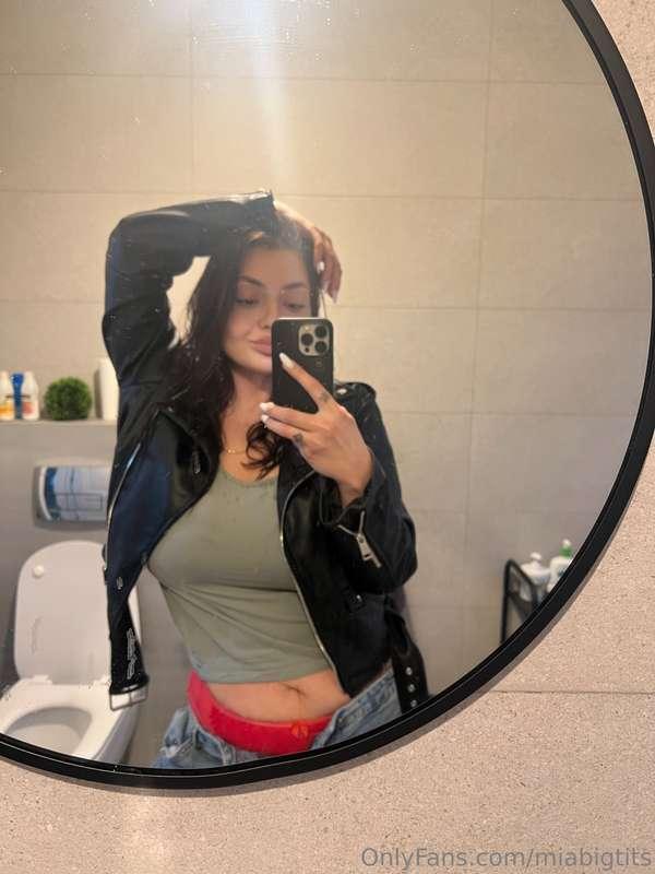 Titties r there just squeezed in a rlly tight small bra 😂