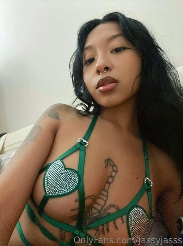 Heart on my tittiessss how cutee💚☘️