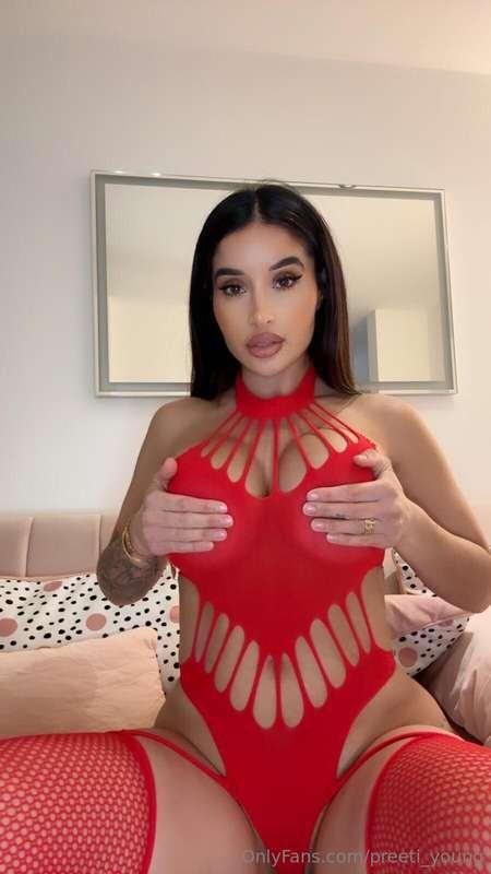 Red makes me behave like such a SLUT ❤️