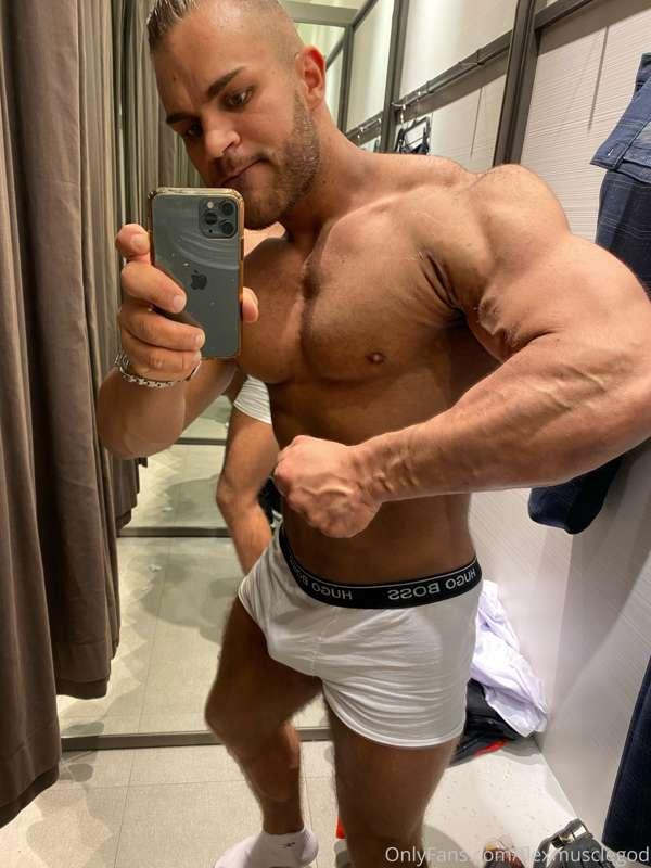 Dont look at my bulge 😈