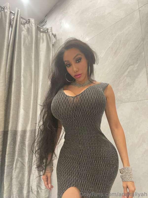 Out to find a sugar daddy 💰