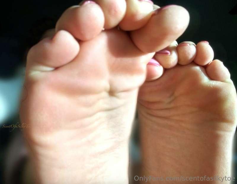 🤔 Which toe do you wanna suck on first? 👅 👅 💦 😘