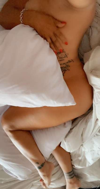 Good morning …happy Saturday. ..I go to sleep with sleep wea..