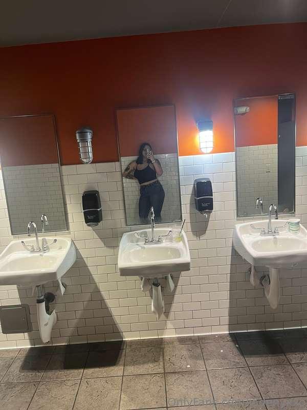 Do you like it fast and rough in the bathroom? 🔐

I DO! 💜
