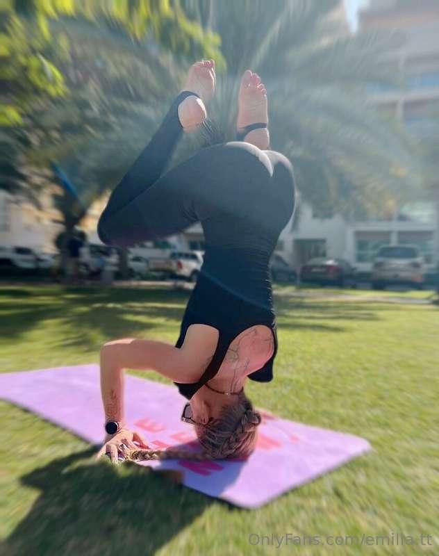 🌟Today, diving into the yoga realm with a bit of sass and ze..