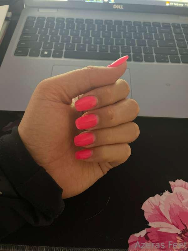 i also have big pretty hands 💅🏻