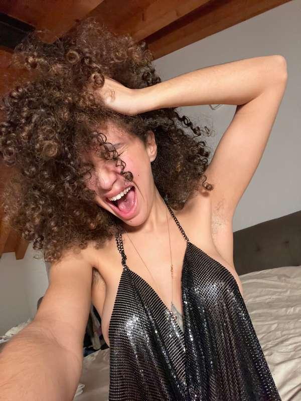 Secondo voi che cosa combinerò a **capodanno**? 🎆  What y'al..
