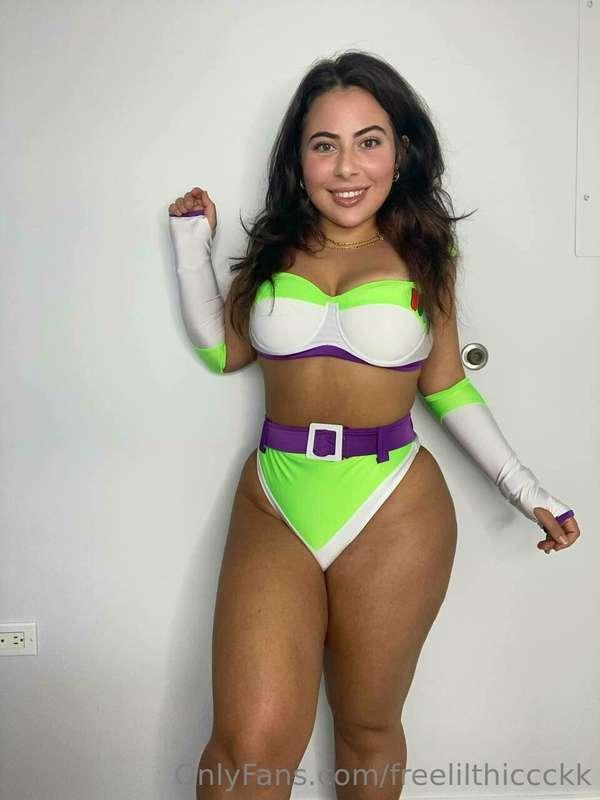 Does my outfit give you a Buzz?🤔😘
