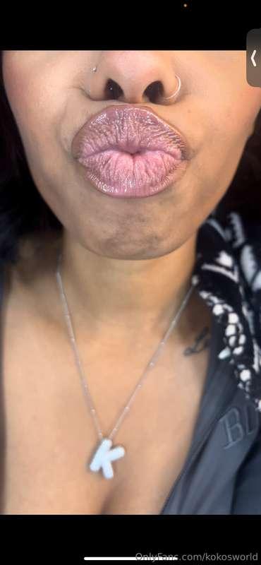 Do you like my big pretty lips? 👄 what do you want me to do ..