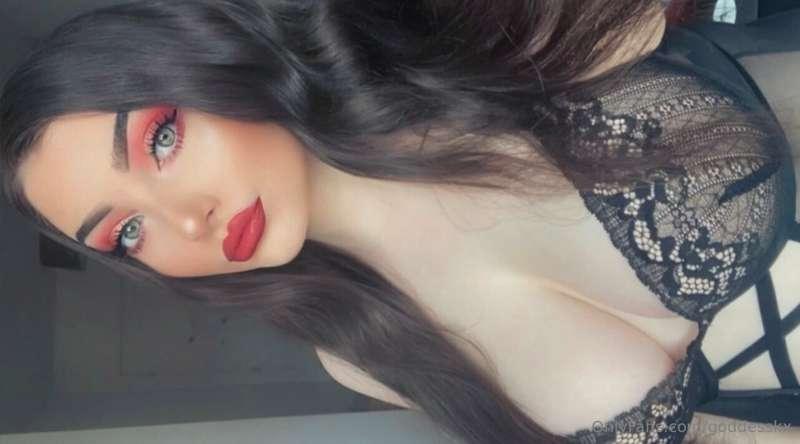 What did you notice first? 😉💋