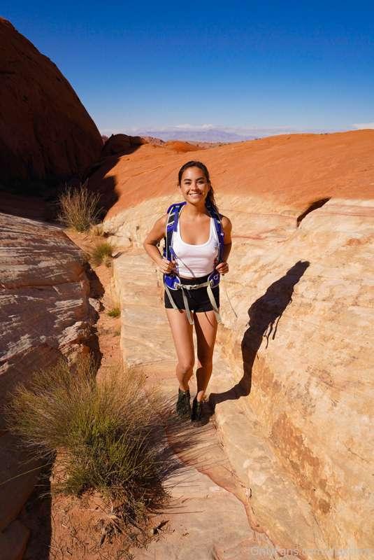 Happy hump day from Valley of Fire! 🥾🏜