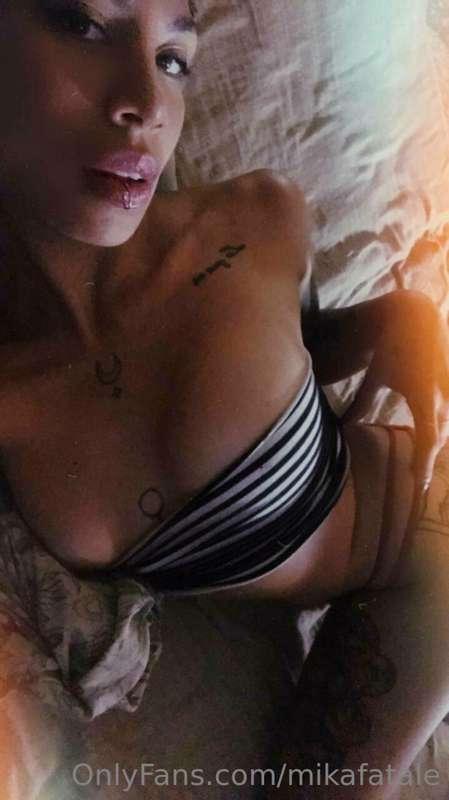 Wanna join me in bed? Just DM me babe. 😻😈