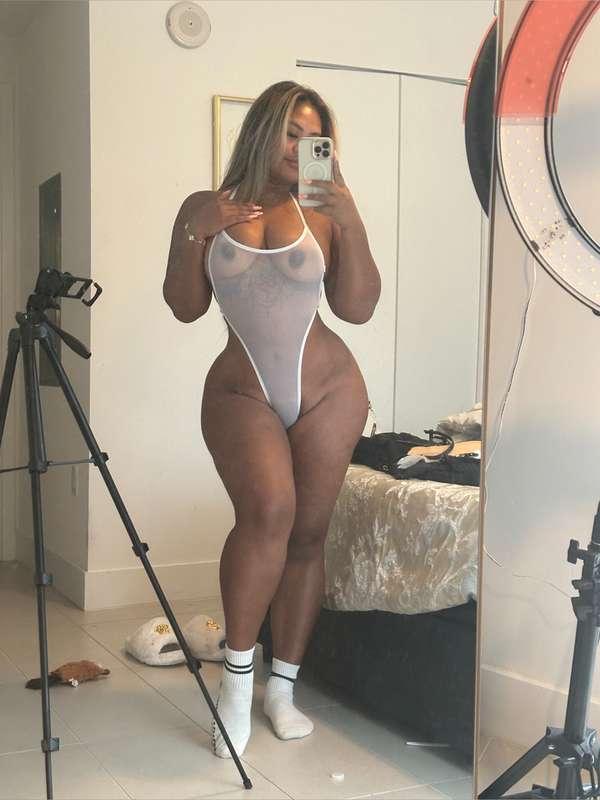 Fresh out the shower 😈 i filmed this right now spreading my ..