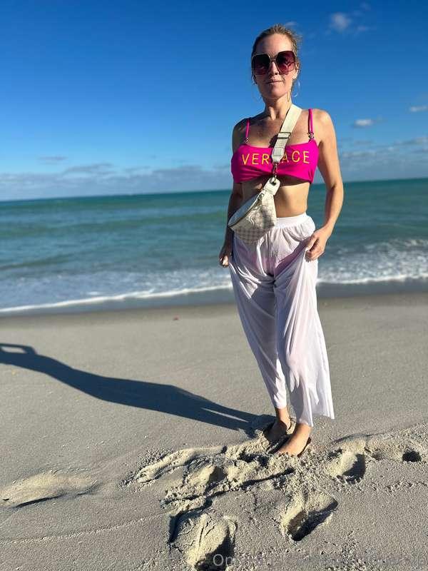 Walking at the beach and enjoying the heat of the sun. 🌞😏🔥