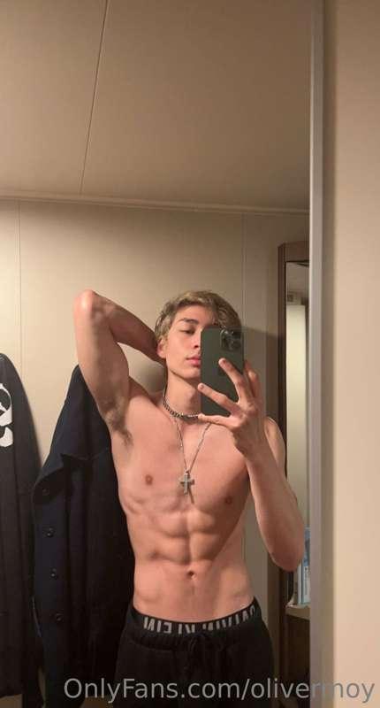 trace daddy's abs.