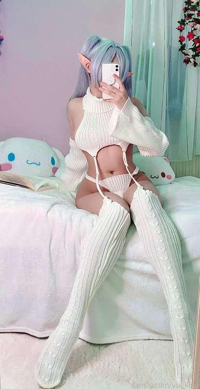 🩵 Frieren LINGERIE Set 🩵
─── ･ ｡ﾟ♡: .♡ . ♡ ｡ﾟ･ ───
I don‘t think it‘s cold to wear this at all. Besides, even if it were, I‘d love for you to warp your body around mine and feel your heat… ❄️

#fyp #frieren #ass #thighs #tights #boobs #elf #asian #petite #cosplay #anime #hentai
