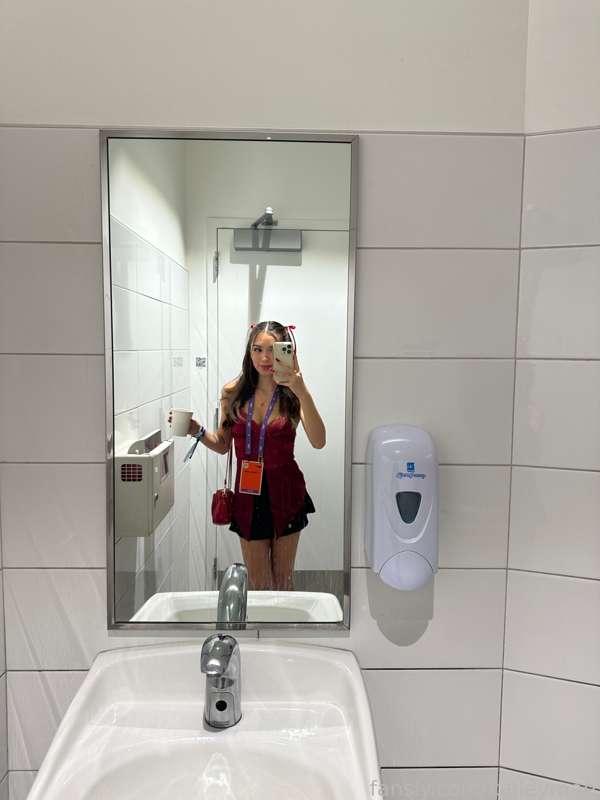 #OOTD ❣️ second day of Twitchcon was a success! got invited to the OTV after party which was so fun :D

#miniskirt #clubbing #partying