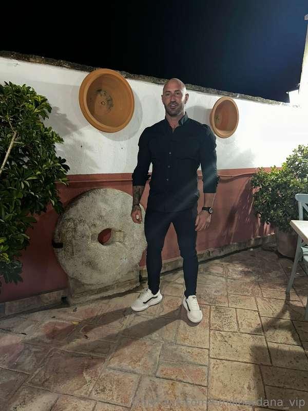 Here I am dressed, but not in the chat!!😈