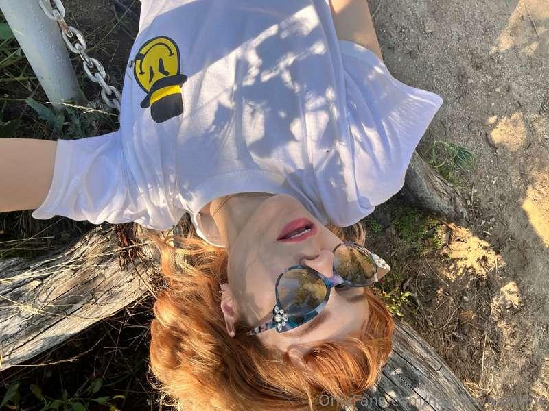 My flat boobs in nature, you like? 🍃 I’ve been working so ha..