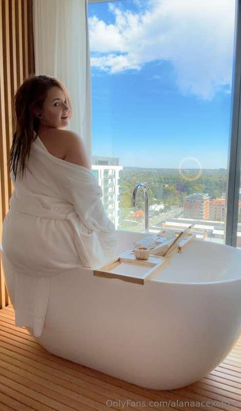 A bath with a view or a view in the bath? 🤔