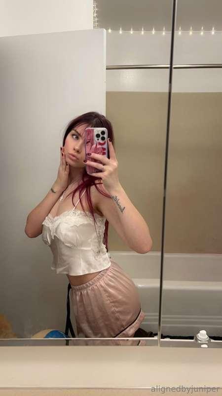 Feeling cute and cozy in this silk fit 🤍