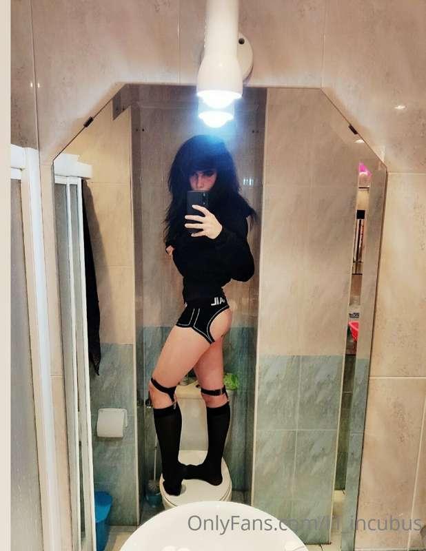 old nudes from when I had black hair 👀 do you prefer black o..