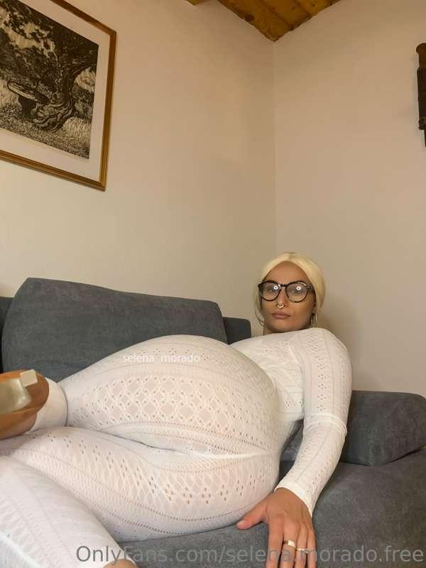Can you take a nap while a big booty is near you ? 🍑 I bet, ..