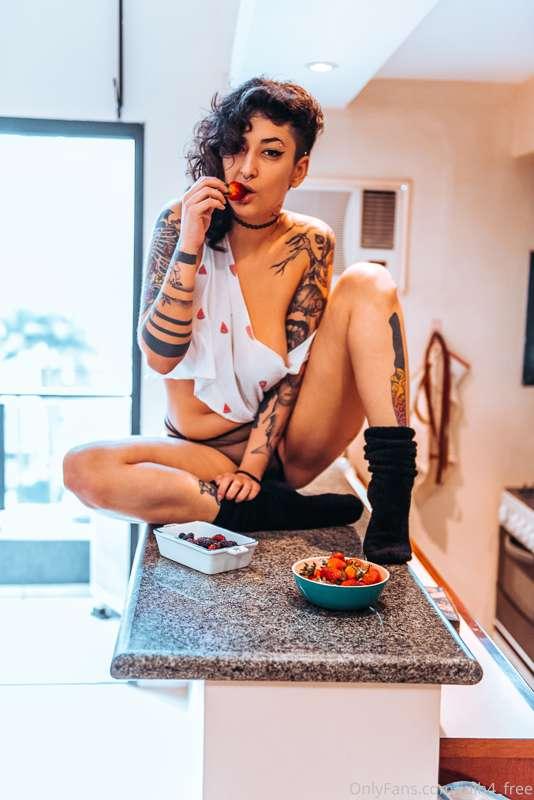 Let’s have a snack together 🍓👅