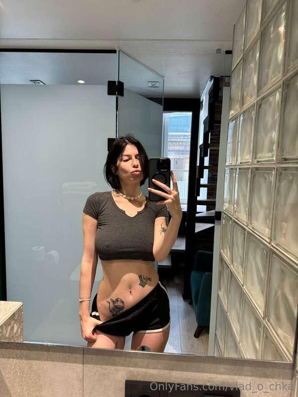 🙈 How does your Monday morning start? 😏👻