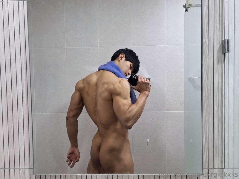 월요일이 시작됐네요ㅎㅎ 오늘 하체운동 했으니까 바디체크☺️💪 여러분 진짜 요즘은 남자도 엉덩이 운동 해야합니..
