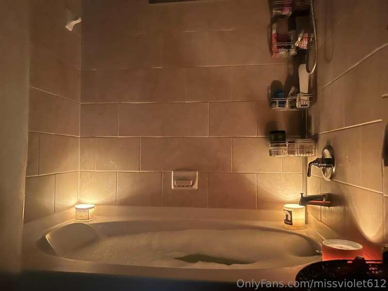 🛀🧽🚿Rub a dub dub in my tub! Bubble bath video dropping tonig..