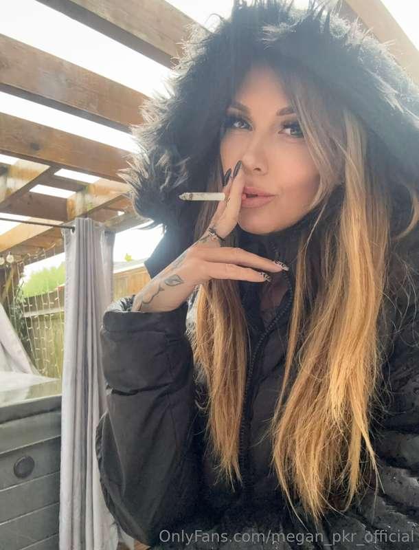 Love big coats as no one knows my boobs are out 😜