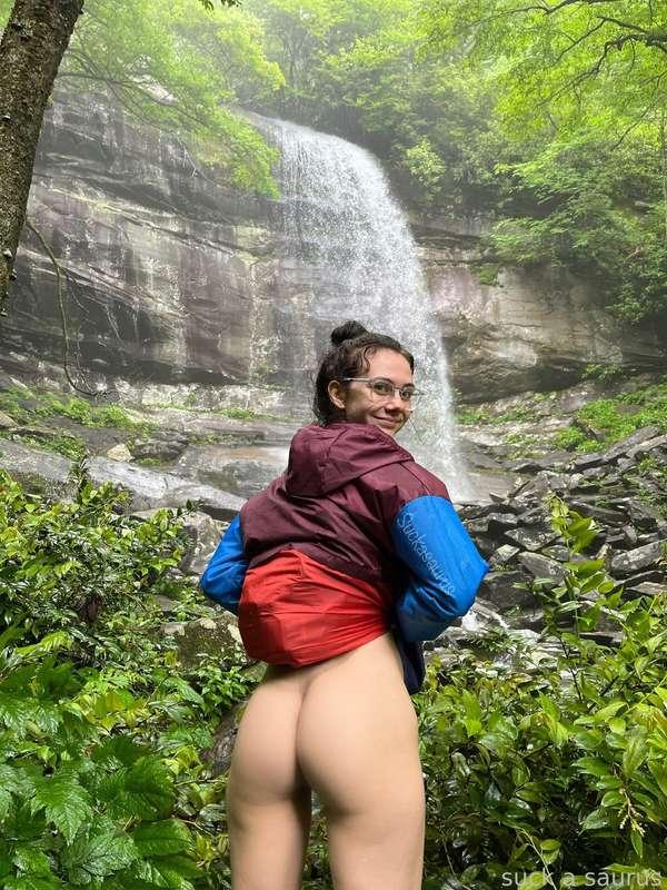 Rainy waterfall hikes for tushy Tuesday 💦☁️