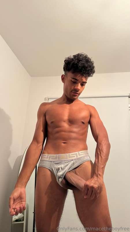 Watch me move my hand here ➡️ @macetheboy 