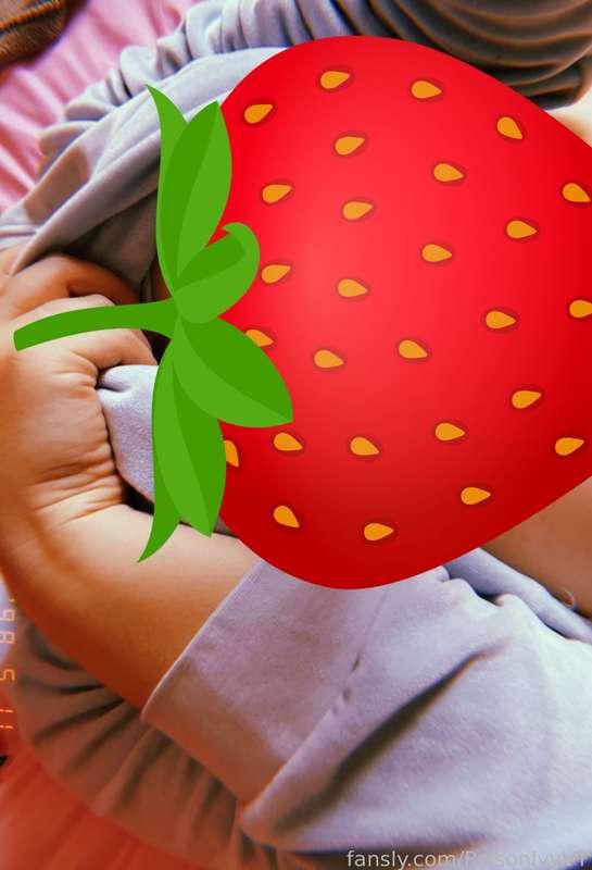 do u like my new bed sheets hehe 🍓(also my tummy is so white lmao) 