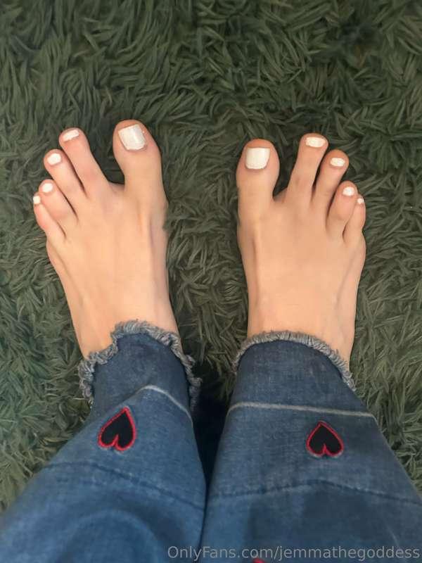 White toesies 🥰🦋👽