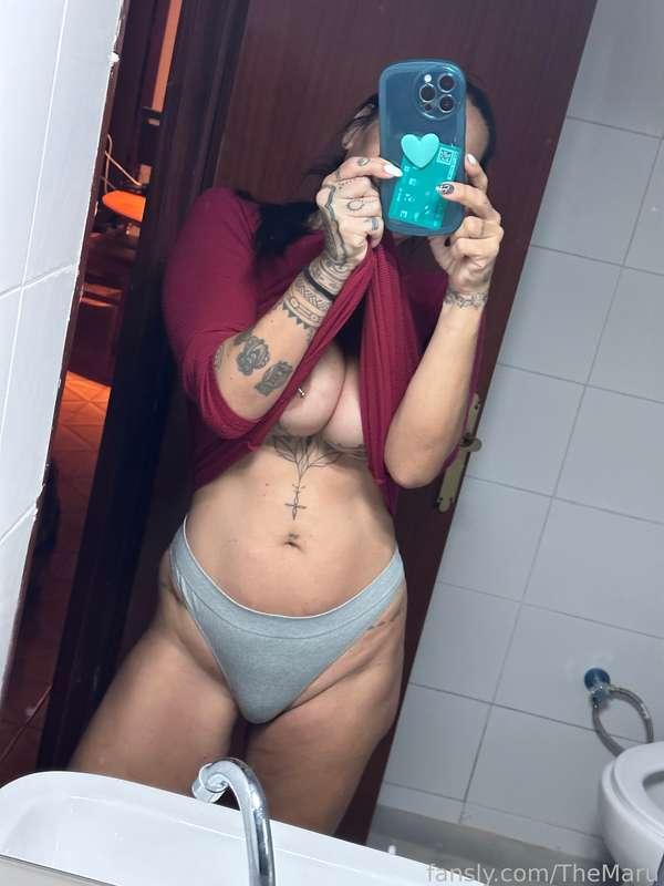 This is me now, trying to be sexy when I feel sick 😷 