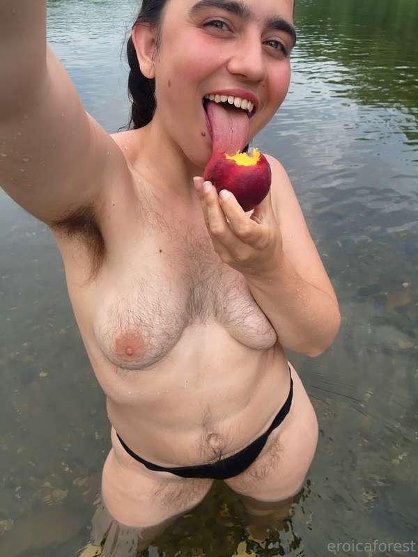 Slurpin on a peach 🥰👅🍑