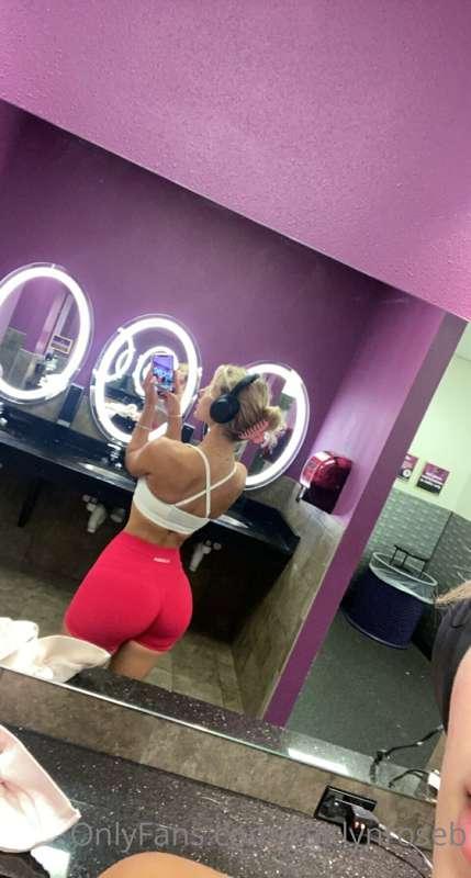 FUCK IT!posting this to my wall🫣 Stripping and twerking 😻 Do..